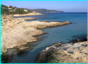 Côte rocheuse à Ramatuelle (France)