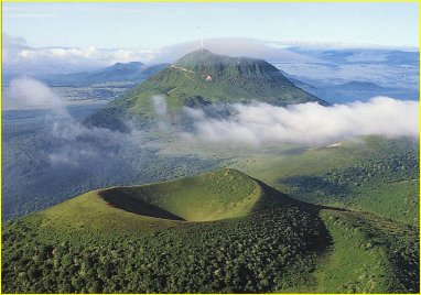 Des volcans éteints dans le Massif Central, en France